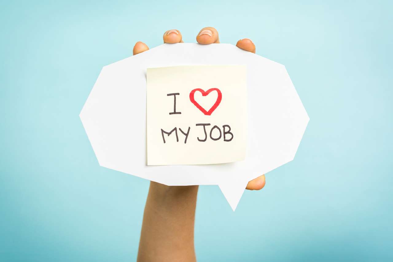 Yellow adhesive note on speech bubble with "I love my job" words